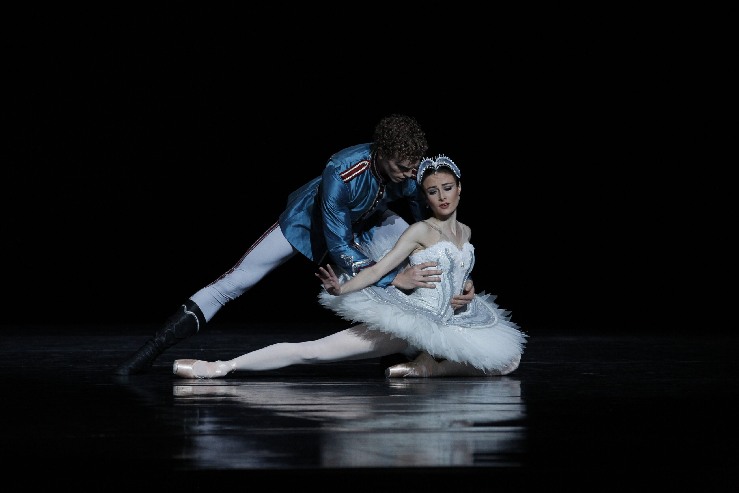 Amber-Scott-and-Adam-Bull-in-Swan-Lake-photo-Jeff-Busby_3013-1