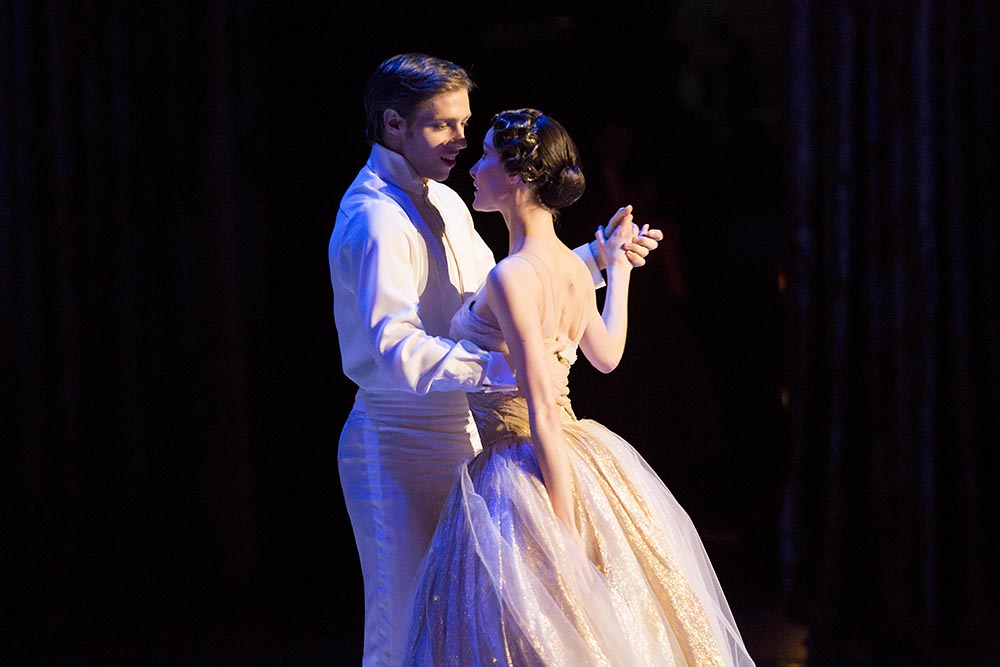 Ty-King-Wall-Amber-Scott-in-Cinderella-the-Australian-Ballet-2013-Photography-Lynette-Wills-Cin-2013-_40-1